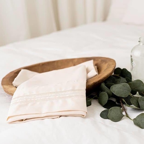 ✨SALE✨Queen 4pc French Vanilla Bedsheets - Picture 2 of 6